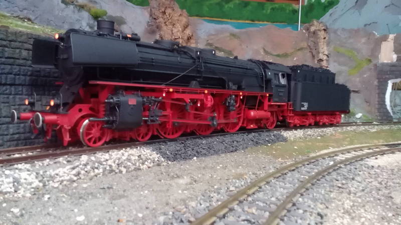 BR 01 auf freier Strecke