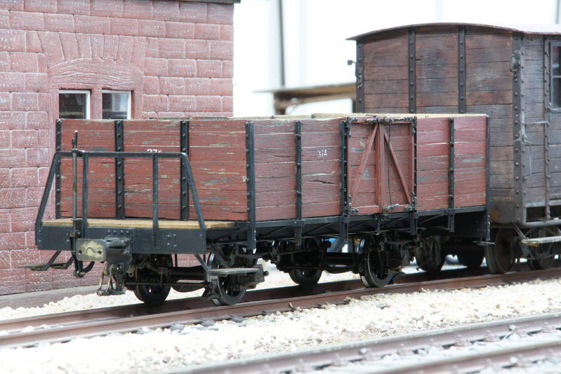 Güterwagen: OW 374 (Max) und Packwagen (fido)