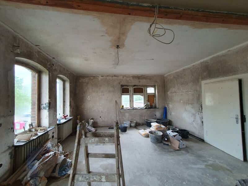 Blick nach Süden. Altes dreiteiliges Fenster wird erhalten.