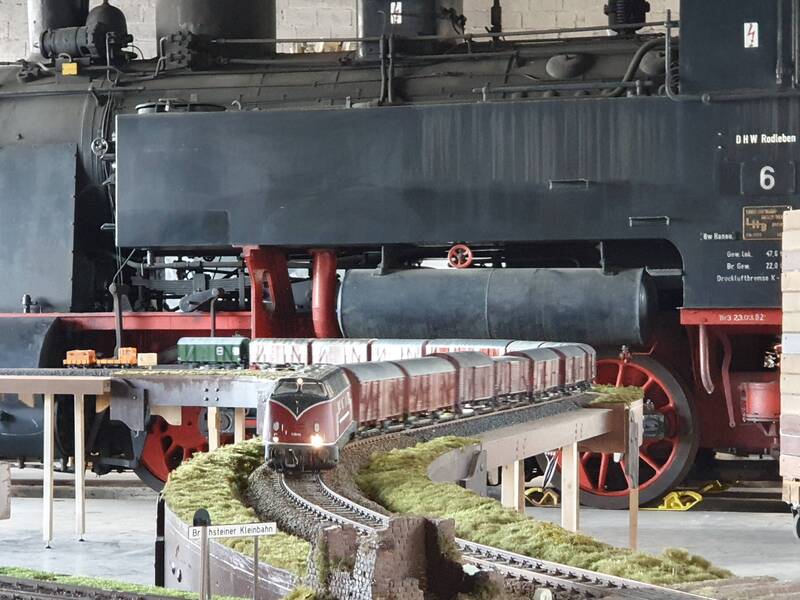 schwerer Güterzug mit Dieselbespannung